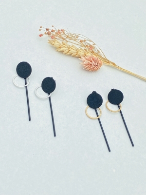 Clous d'oreille grainée avec barrette fine et cercle ouvert